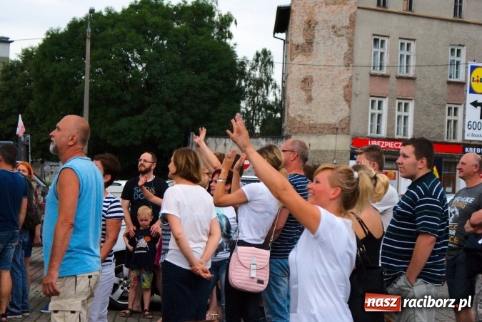 Zdjęcie w galerii na portalu naszraciborz.pl: Deszczowe pożegnanie obozowiczów. II turnus wyruszył do Pleśnej wiadomości z regionu