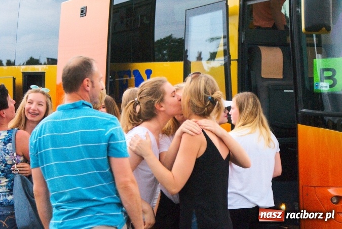 Zdjęcie w galerii na portalu naszraciborz.pl: Deszczowe pożegnanie obozowiczów. II turnus wyruszył do Pleśnej wiadomości z regionu