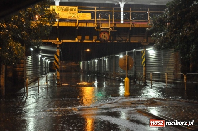 Zdjęcie w galerii na portalu naszraciborz.pl: Nocna ulewa w Raciborzu. Zalana droga pod wiaduktem kolejowym przy dworcu wiadomości z regionu