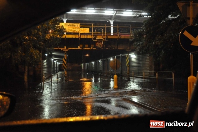 Zdjęcie w galerii na portalu naszraciborz.pl: Nocna ulewa w Raciborzu. Zalana droga pod wiaduktem kolejowym przy dworcu wiadomości z regionu