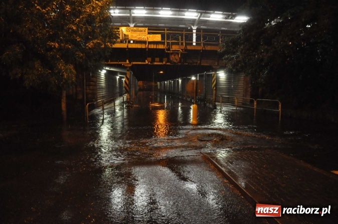 Zdjęcie w galerii na portalu naszraciborz.pl: Nocna ulewa w Raciborzu. Zalana droga pod wiaduktem kolejowym przy dworcu wiadomości z regionu