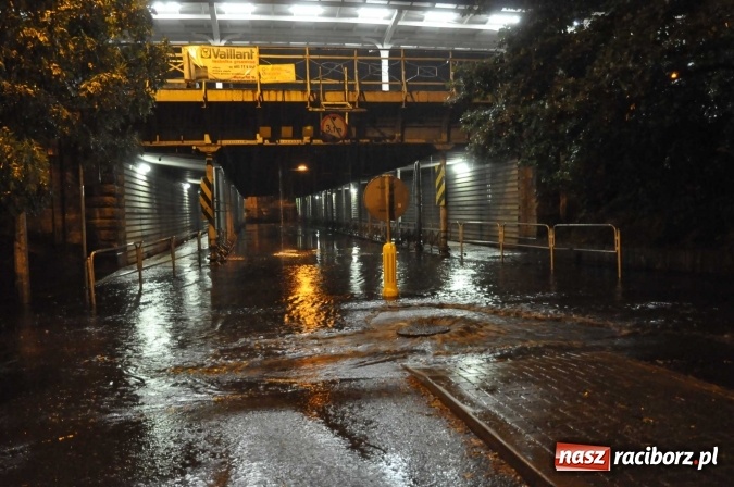 Zdjęcie w galerii na portalu naszraciborz.pl: Nocna ulewa w Raciborzu. Zalana droga pod wiaduktem kolejowym przy dworcu wiadomości z regionu