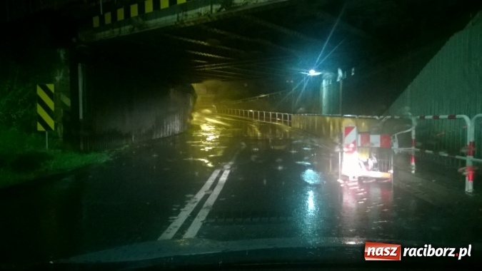 Zdjęcie w galerii na portalu naszraciborz.pl: Nocna ulewa w Raciborzu. Zalana droga pod wiaduktem kolejowym przy dworcu wiadomości z regionu