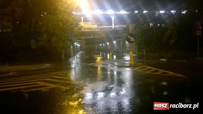Zdjęcie w galerii na portalu naszraciborz.pl: Nocna ulewa w Raciborzu. Zalana droga pod wiaduktem kolejowym przy dworcu wiadomości z regionu