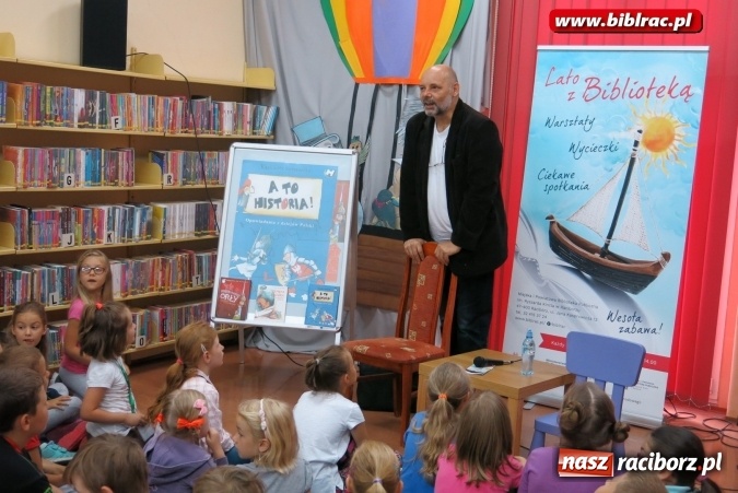 Zdjęcie w galerii na portalu naszraciborz.pl: Historia Polski na wesoło, czyli spotkanie z Kazimierzem Szymeczko w bibliotece wiadomości z regionu