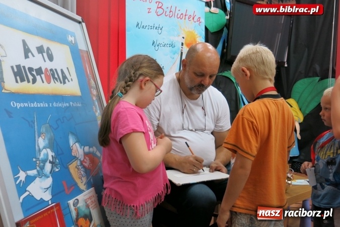 Zdjęcie w galerii na portalu naszraciborz.pl: Historia Polski na wesoło, czyli spotkanie z Kazimierzem Szymeczko w bibliotece wiadomości z regionu