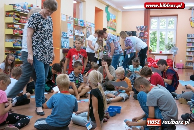 Zdjęcie w galerii na portalu naszraciborz.pl: Historia Polski na wesoło, czyli spotkanie z Kazimierzem Szymeczko w bibliotece wiadomości z regionu