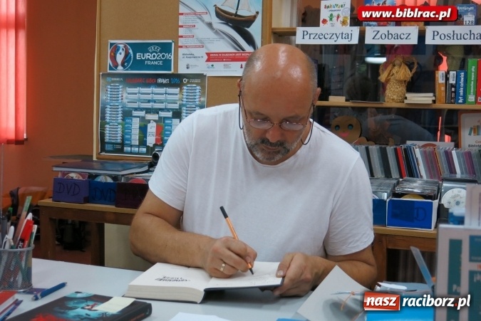 Zdjęcie w galerii na portalu naszraciborz.pl: Historia Polski na wesoło, czyli spotkanie z Kazimierzem Szymeczko w bibliotece wiadomości z regionu