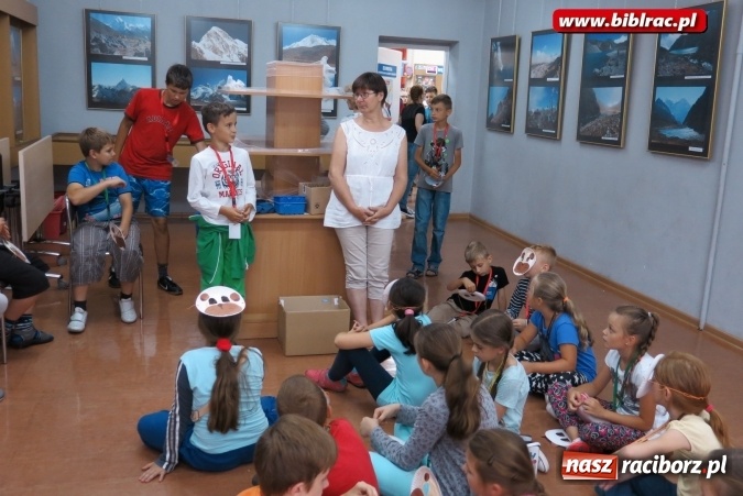 Zdjęcie w galerii na portalu naszraciborz.pl: Historia Polski na wesoło, czyli spotkanie z Kazimierzem Szymeczko w bibliotece wiadomości z regionu