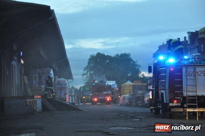 Zdjęcie w galerii na portalu naszraciborz.pl: Przy Kolejowej strażacy uratowali mienie wartości miliona złotych  wiadomości z regionu