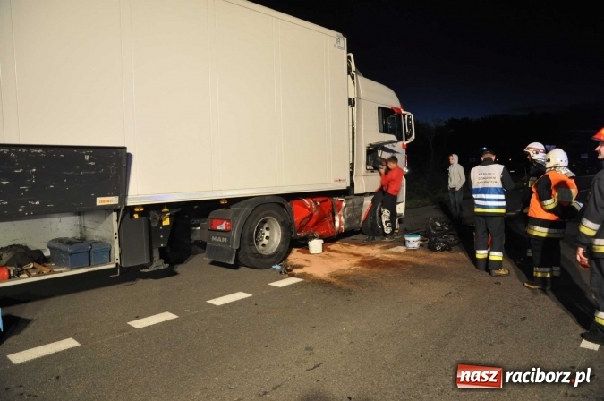 Zdjęcie w galerii na portalu naszraciborz.pl: DK 78 Chałupki-Olza: seat uderzył w TIR-a FOTO wiadomości z regionu