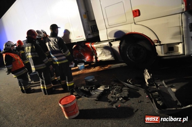 Zdjęcie w galerii na portalu naszraciborz.pl: DK 78 Chałupki-Olza: seat uderzył w TIR-a FOTO wiadomości z regionu