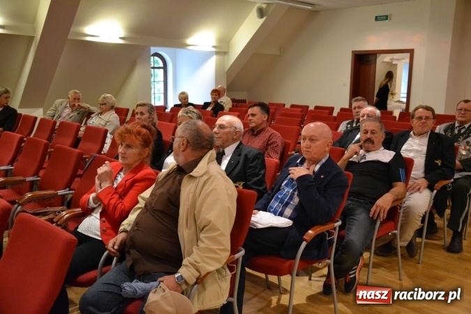 Zdjęcie w galerii na portalu naszraciborz.pl: Plakat Olimpijski - otwarcie wystawy na Zamku Piastowskim  wiadomości z regionu