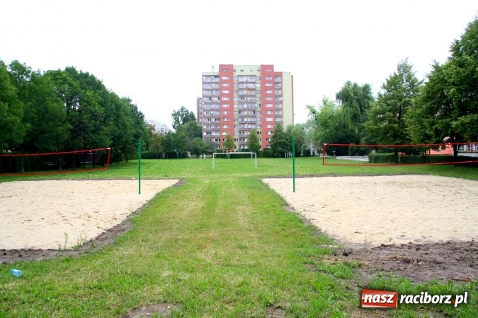 Zdjęcie w galerii na portalu naszraciborz.pl: Boiska przy SP 15 zrewitalizowane wiadomości z regionu