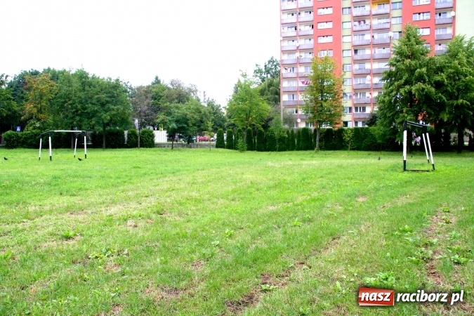 Zdjęcie w galerii na portalu naszraciborz.pl: Boiska przy SP 15 zrewitalizowane wiadomości z regionu