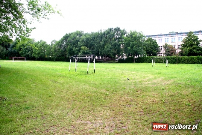 Zdjęcie w galerii na portalu naszraciborz.pl: Boiska przy SP 15 zrewitalizowane wiadomości z regionu