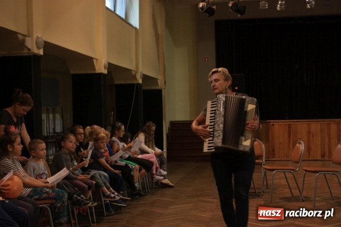 Zdjęcie w galerii na portalu naszraciborz.pl: Wakacyjny czwartek w krzanowickim domu kultury  wiadomości z regionu