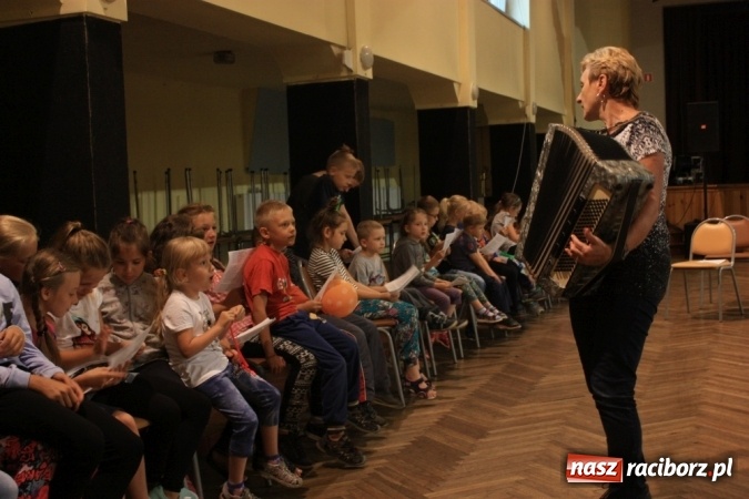 Zdjęcie w galerii na portalu naszraciborz.pl: Wakacyjny czwartek w krzanowickim domu kultury  wiadomości z regionu