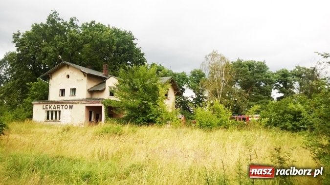 Zdjęcie w galerii na portalu naszraciborz.pl: W Lekartowie palił się pustostan po dworcu PKP wiadomości z regionu