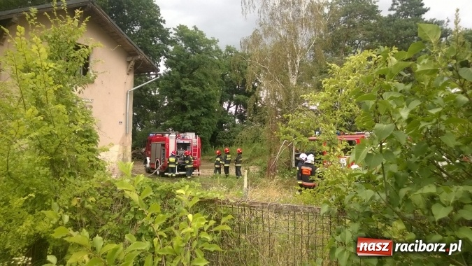 Zdjęcie w galerii na portalu naszraciborz.pl: W Lekartowie palił się pustostan po dworcu PKP wiadomości z regionu