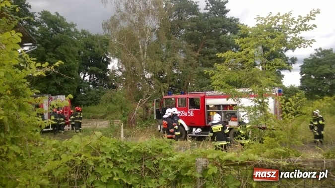 Zdjęcie w galerii na portalu naszraciborz.pl: W Lekartowie palił się pustostan po dworcu PKP wiadomości z regionu
