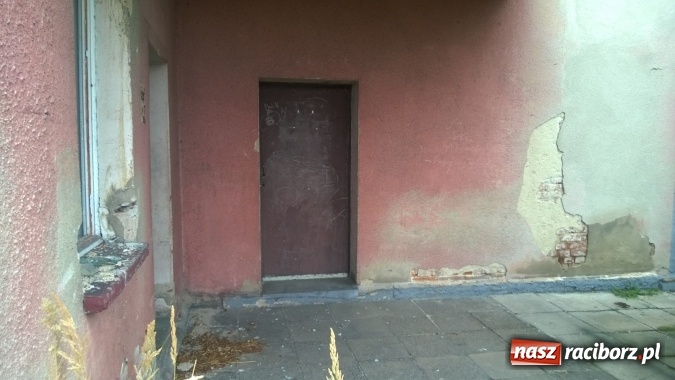 Zdjęcie w galerii na portalu naszraciborz.pl: W Lekartowie palił się pustostan po dworcu PKP wiadomości z regionu