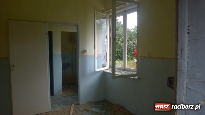 Zdjęcie w galerii na portalu naszraciborz.pl: W Lekartowie palił się pustostan po dworcu PKP wiadomości z regionu