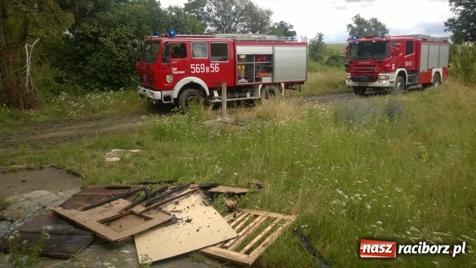 Zdjęcie w galerii na portalu naszraciborz.pl: W Lekartowie palił się pustostan po dworcu PKP wiadomości z regionu