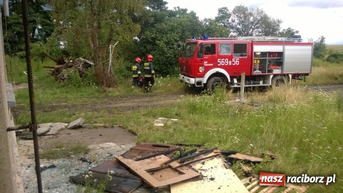 Zdjęcie w galerii na portalu naszraciborz.pl: W Lekartowie palił się pustostan po dworcu PKP wiadomości z regionu