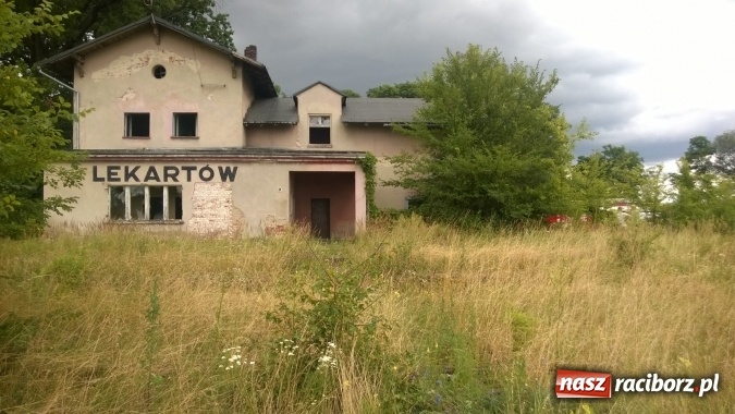 Zdjęcie w galerii na portalu naszraciborz.pl: W Lekartowie palił się pustostan po dworcu PKP wiadomości z regionu