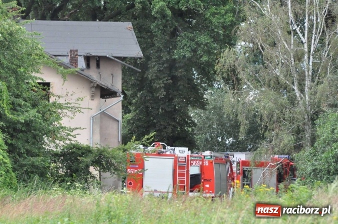Zdjęcie w galerii na portalu naszraciborz.pl: W Lekartowie palił się pustostan po dworcu PKP wiadomości z regionu