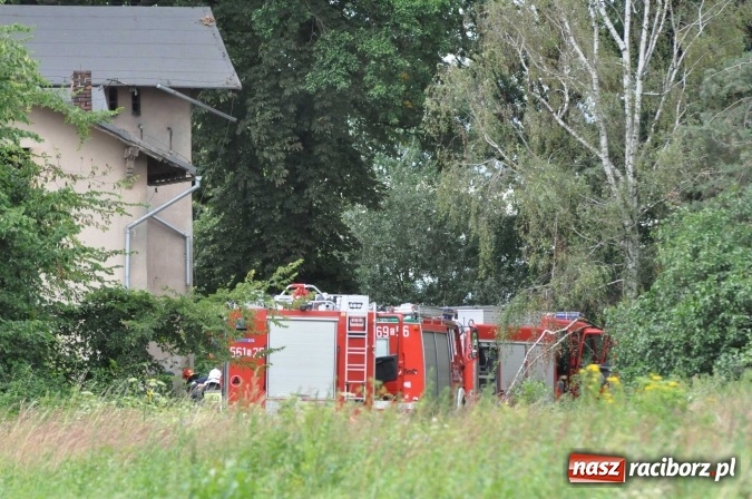Zdjęcie w galerii na portalu naszraciborz.pl: W Lekartowie palił się pustostan po dworcu PKP wiadomości z regionu