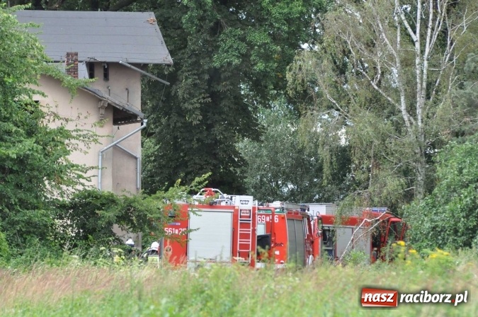 Zdjęcie w galerii na portalu naszraciborz.pl: W Lekartowie palił się pustostan po dworcu PKP wiadomości z regionu