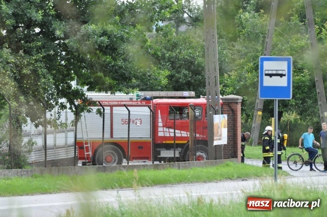 Zdjęcie w galerii na portalu naszraciborz.pl: W Lekartowie palił się pustostan po dworcu PKP wiadomości z regionu
