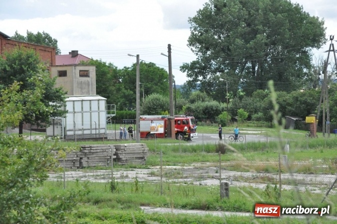 Zdjęcie w galerii na portalu naszraciborz.pl: W Lekartowie palił się pustostan po dworcu PKP wiadomości z regionu