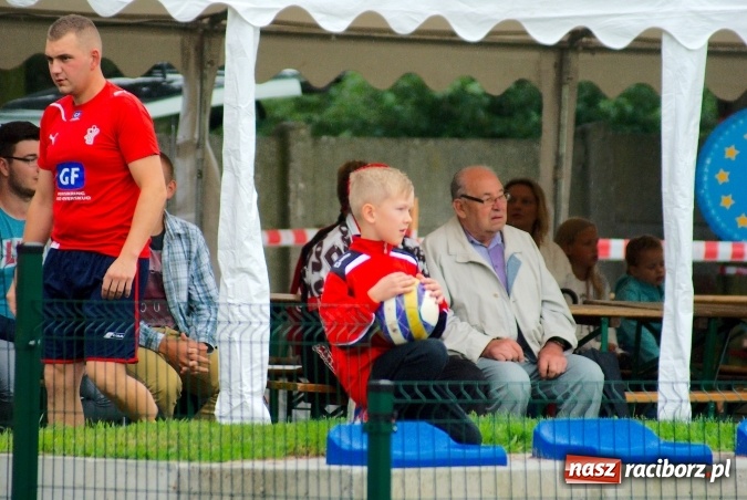 Zdjęcie w galerii na portalu naszraciborz.pl: I Festyn Rodzinny w Tworkowie za nami. Grano o Puchar Sołtysa wiadomości z regionu