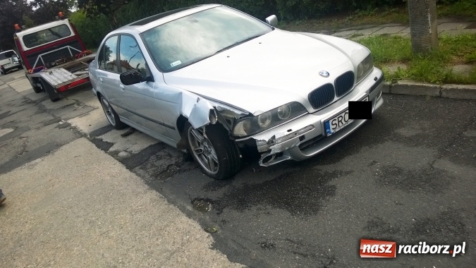 Zdjęcie w galerii na portalu naszraciborz.pl: Poranna jazda kierowcy BMW. Zdemolowane znaki przy okrąglaku wiadomości z regionu