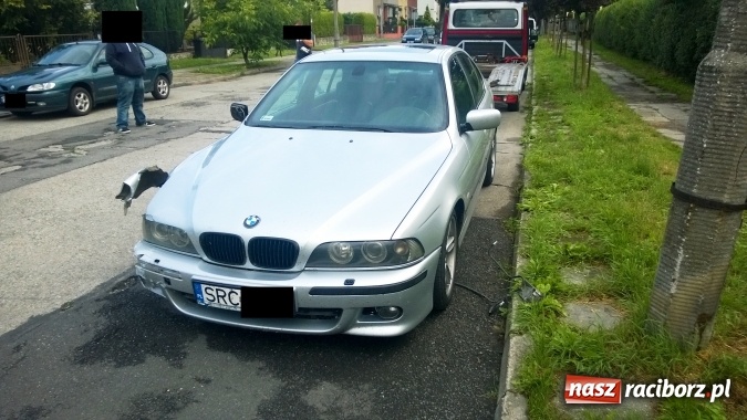 Zdjęcie w galerii na portalu naszraciborz.pl: Poranna jazda kierowcy BMW. Zdemolowane znaki przy okrąglaku wiadomości z regionu