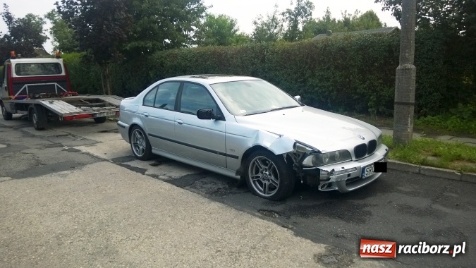 Zdjęcie w galerii na portalu naszraciborz.pl: Poranna jazda kierowcy BMW. Zdemolowane znaki przy okrąglaku wiadomości z regionu