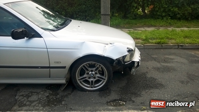 Zdjęcie w galerii na portalu naszraciborz.pl: Poranna jazda kierowcy BMW. Zdemolowane znaki przy okrąglaku wiadomości z regionu