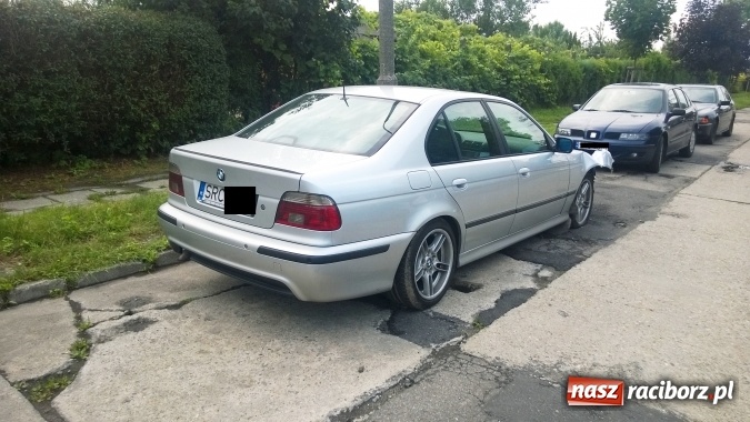 Zdjęcie w galerii na portalu naszraciborz.pl: Poranna jazda kierowcy BMW. Zdemolowane znaki przy okrąglaku wiadomości z regionu