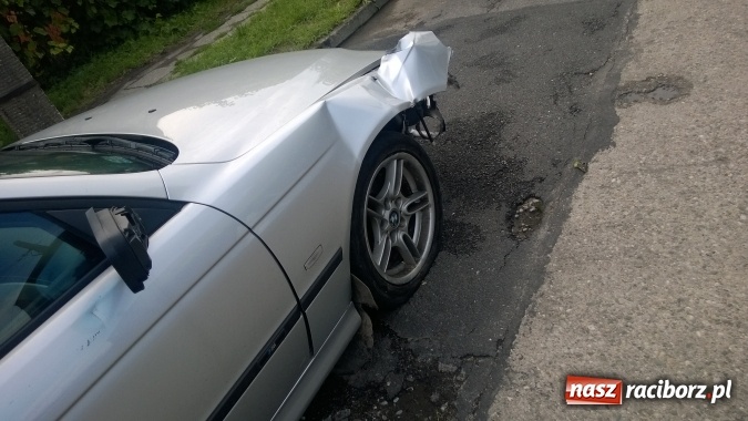 Zdjęcie w galerii na portalu naszraciborz.pl: Poranna jazda kierowcy BMW. Zdemolowane znaki przy okrąglaku wiadomości z regionu