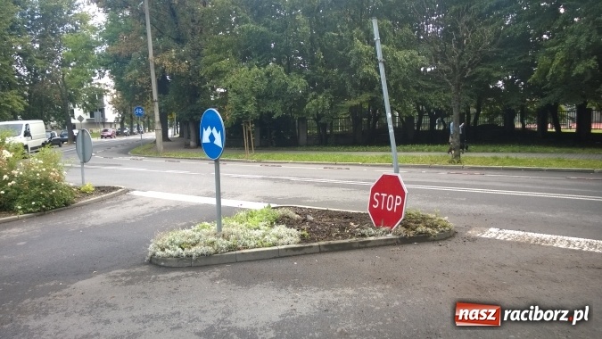 Zdjęcie w galerii na portalu naszraciborz.pl: Poranna jazda kierowcy BMW. Zdemolowane znaki przy okrąglaku wiadomości z regionu