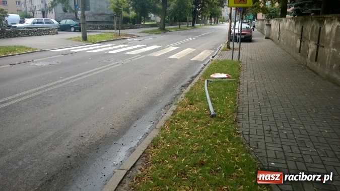 Zdjęcie w galerii na portalu naszraciborz.pl: Poranna jazda kierowcy BMW. Zdemolowane znaki przy okrąglaku wiadomości z regionu