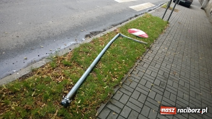Zdjęcie w galerii na portalu naszraciborz.pl: Poranna jazda kierowcy BMW. Zdemolowane znaki przy okrąglaku wiadomości z regionu