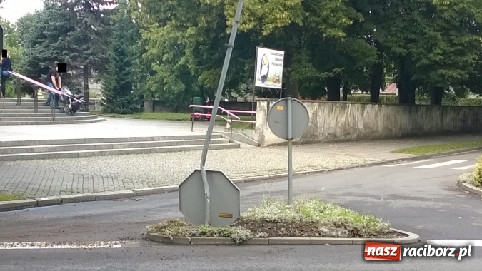 Zdjęcie w galerii na portalu naszraciborz.pl: Poranna jazda kierowcy BMW. Zdemolowane znaki przy okrąglaku wiadomości z regionu