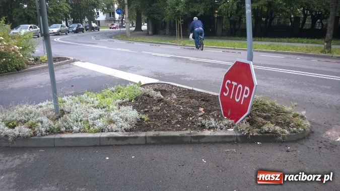 Zdjęcie w galerii na portalu naszraciborz.pl: Poranna jazda kierowcy BMW. Zdemolowane znaki przy okrąglaku wiadomości z regionu