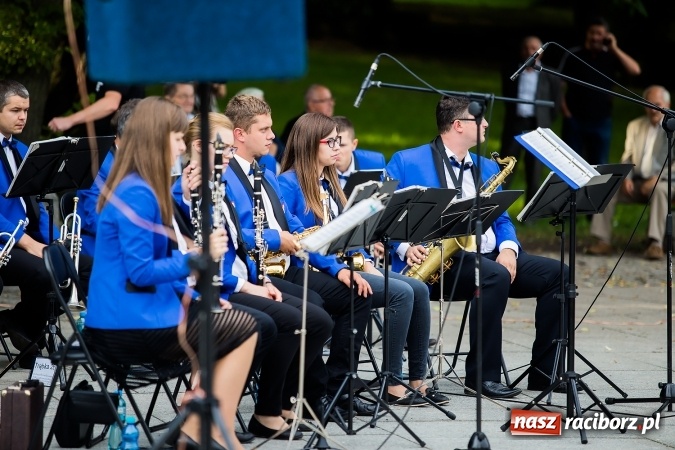 Zdjęcie w galerii na portalu naszraciborz.pl: Raciborska Orkiestra Dęta Plania zagrała w Parku Roth wiadomości z regionu