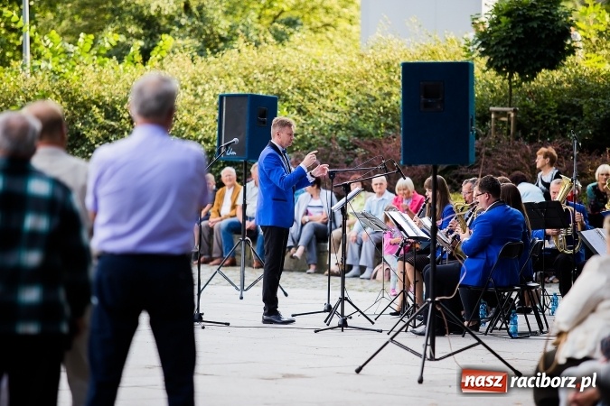 Zdjęcie w galerii na portalu naszraciborz.pl: Raciborska Orkiestra Dęta Plania zagrała w Parku Roth wiadomości z regionu