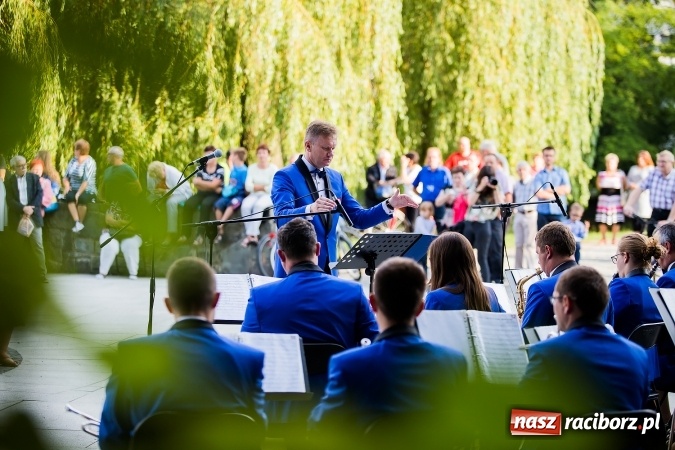 Zdjęcie w galerii na portalu naszraciborz.pl: Raciborska Orkiestra Dęta Plania zagrała w Parku Roth wiadomości z regionu